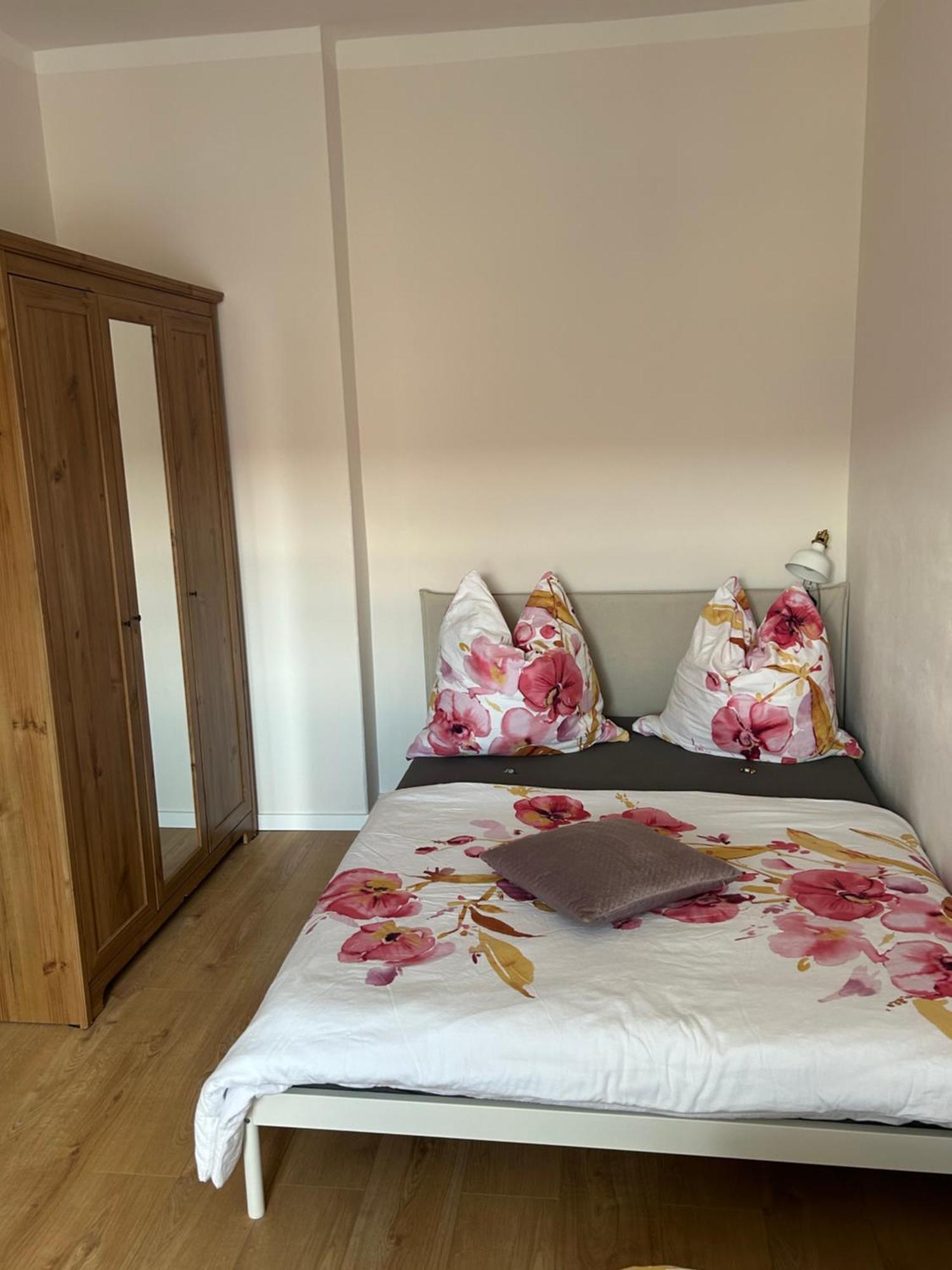 Schoene Neue 4 Zimmer Wohnung Mit Sued-Balkon Bis 8 Personen Наумбург Екстериор снимка