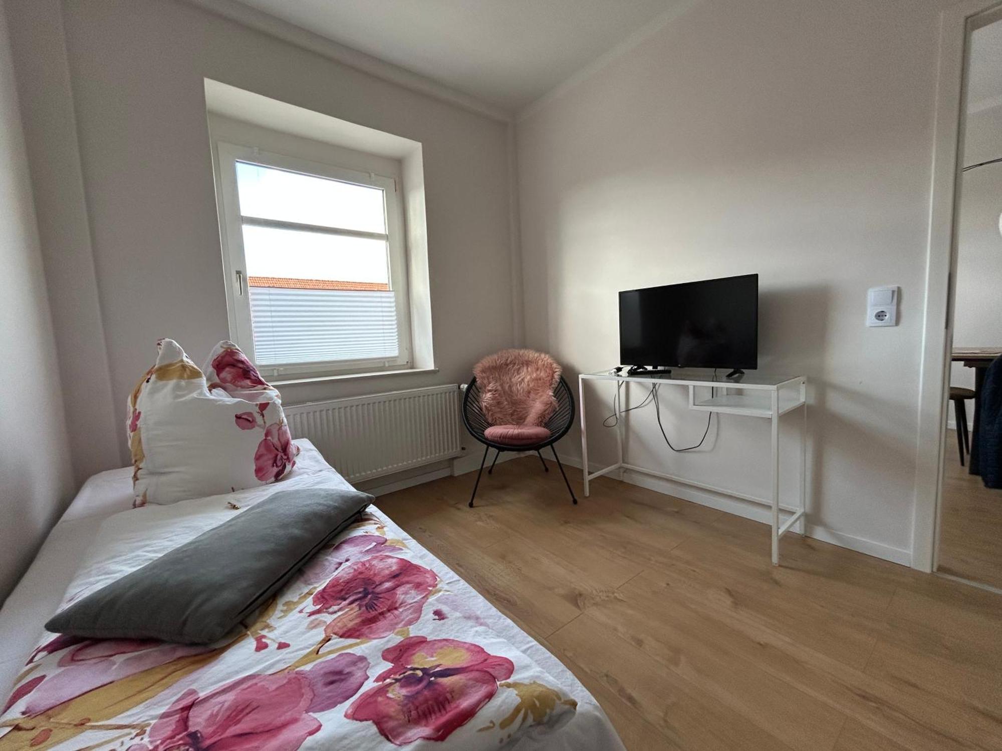 Schoene Neue 4 Zimmer Wohnung Mit Sued-Balkon Bis 8 Personen Наумбург Екстериор снимка